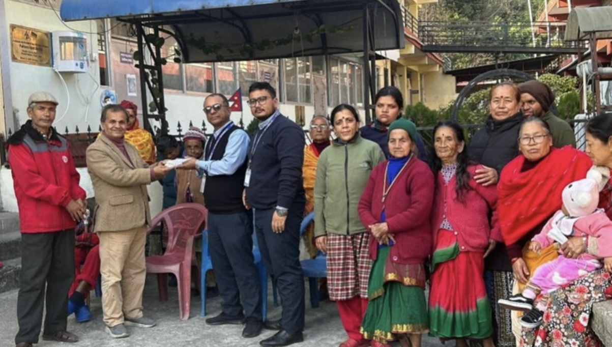 बुद्ध एयरको ईमर्जेन्सी ढोका खोल्दा यात्रुलाई तिराइएको क्षतिपूर्ति रकम दियो वृद्धाश्रमलाई