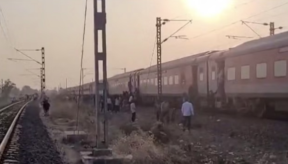 भारतमा ‘भयानक रेल दुर्घटना’ : ११ जनाको मृत्यु, नेपाली पनि परेको आशंका