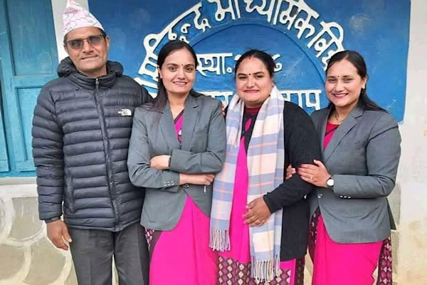बुवा सगै तीन छोरीनै शिक्षक