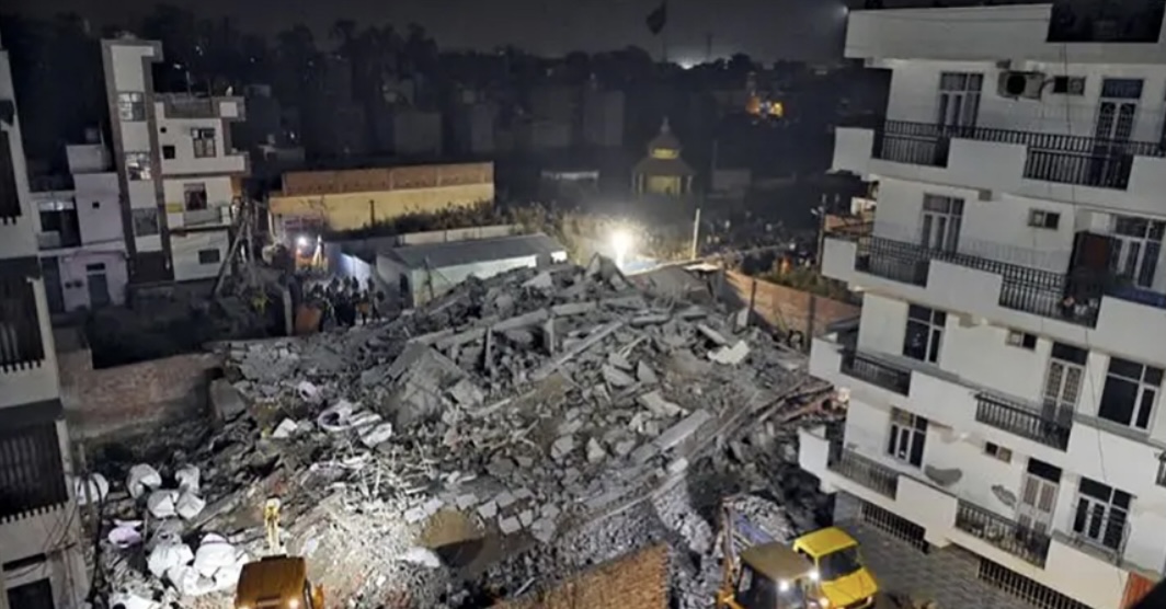 दिल्लीमा ४ तले भवन भत्कियो, उद्धार कार्य जारी, एक बालिकाको शव भेटियो