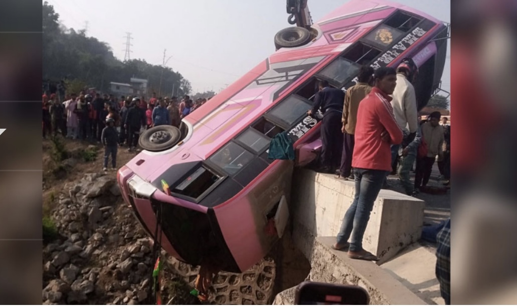 यसरी भयो तनहुँमा बस दुर्घटना, एकको मृत्यु, १३ घाइते