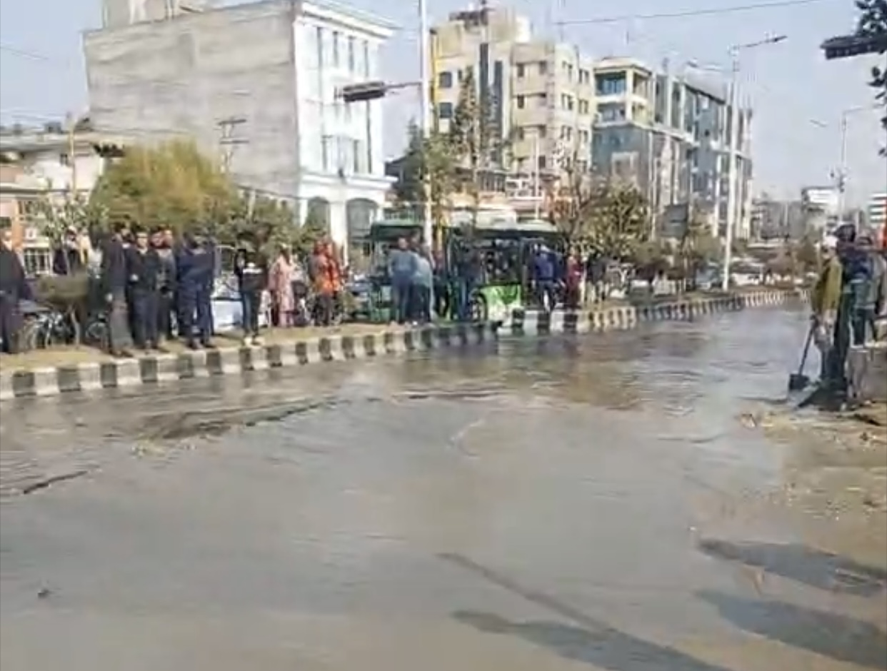 काठमाडौको बबरमहलमा मेलम्ची खानेपानीको मुख्य पाइप फुट्दा बाढी, सरकारी कार्यालयमा डुबान