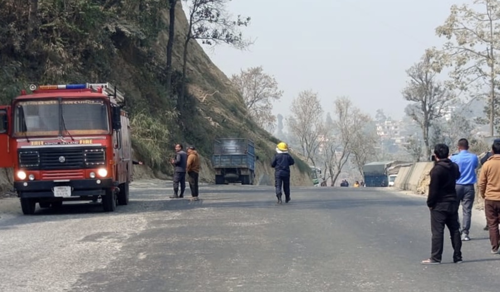 ट्रकमा लोड भएको सिलिन्डरबाट एक्कासि ग्यास लिक भएपछि