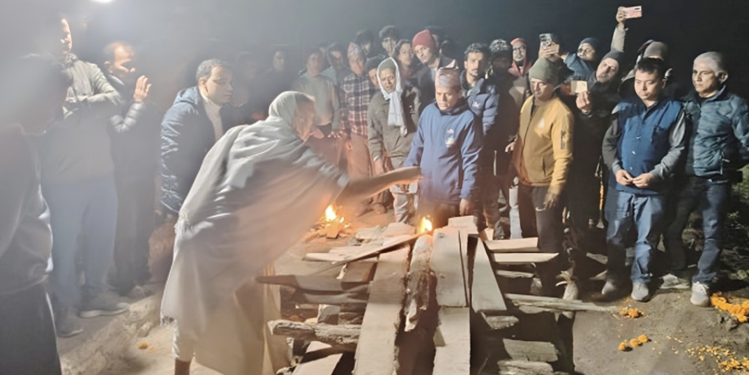 यसरी मध्यरातमा गरियो प्रकृतिको अन्तिम संस्कार, हजुरबुवाले दिए दागबत्ती
