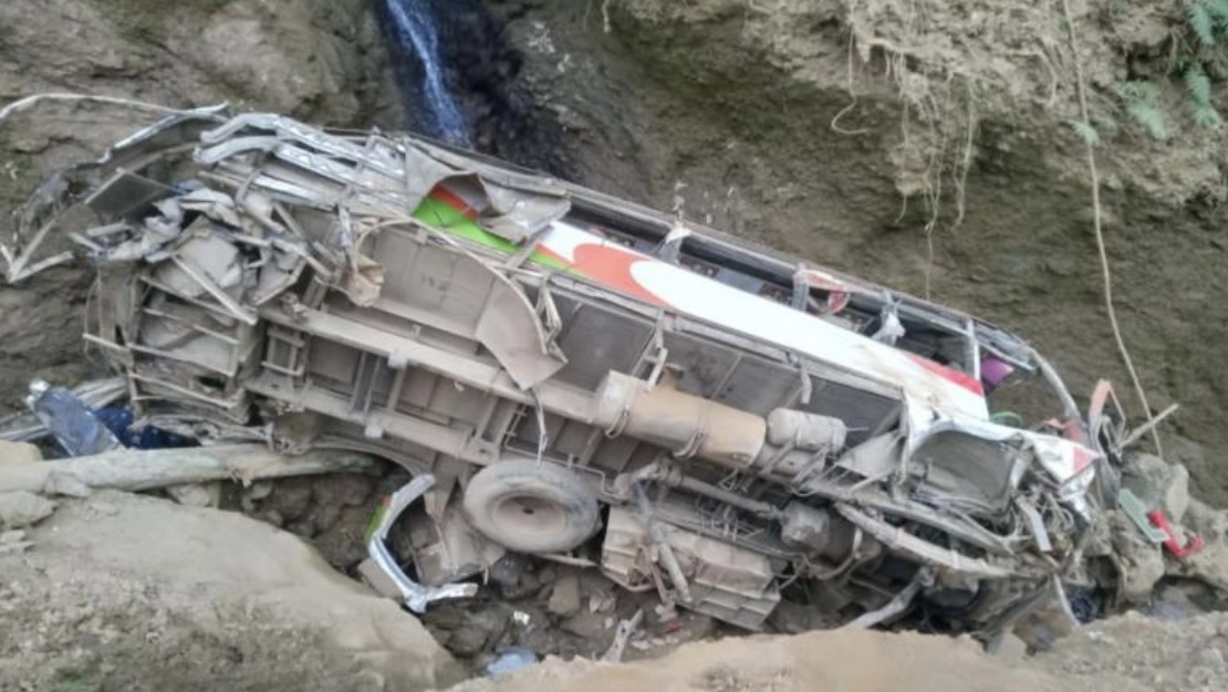 जन्ती पुर्‍याएर फर्किएको बस दुर्घटनाः एक जनाको मृत्यु, दुई घाइते