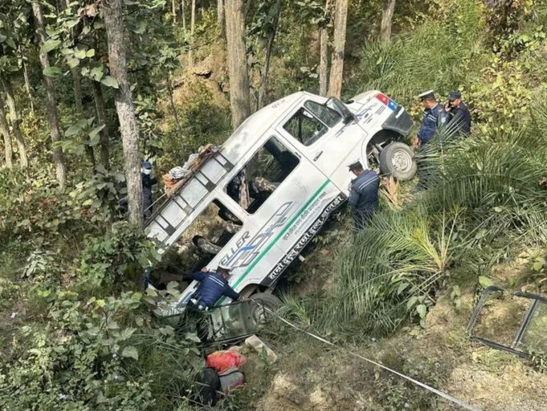 फोर्स गाडी दुर्घटना हुँदा १३ जना घाइते