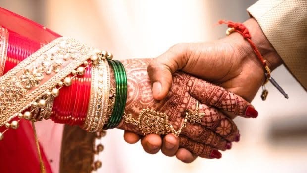 जँड्याहा पतिबाट दिक्क भएका दुई महिलाले गरे आपसमा बिहे