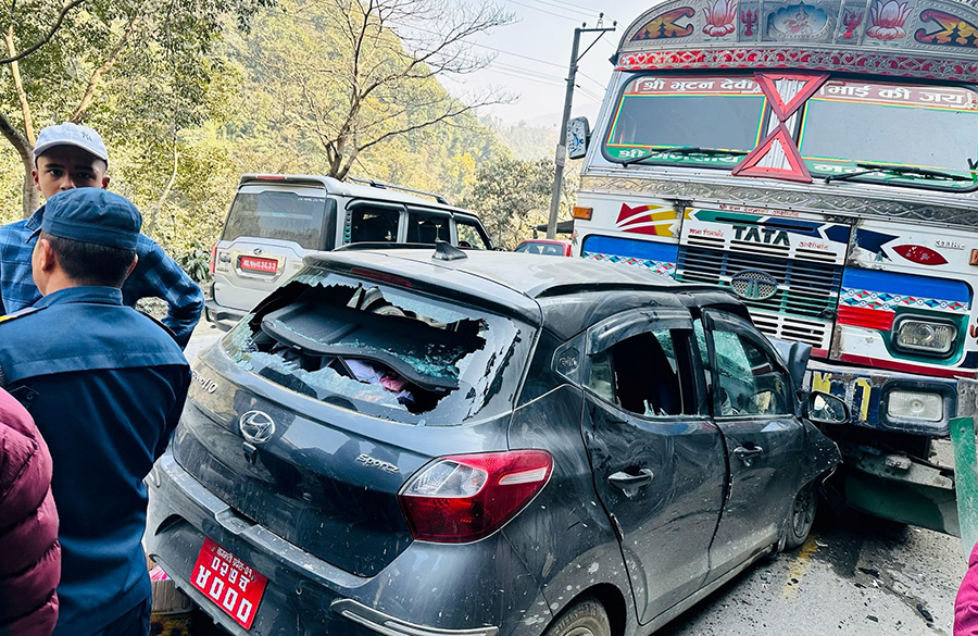 फिस्लिङ नजिक कार र ट्रक भयानक दुर्घटना, सडक नै एकतर्फी बन्द