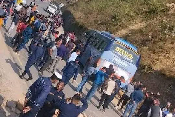 काठमाडौबाट त्रिशुली जाँदै गरेको बस र बिपरित दिशाबाट आउँदै गरेको मोटरसाईकल ठोक्किंदा दुर्घटना,एकको मृत्यु