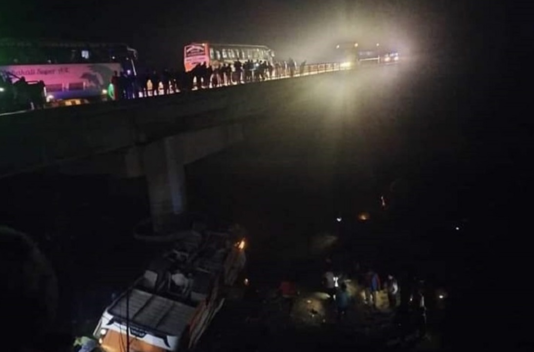 एकाबिहानै काठमाडौ जांदै गरेको  बस अनियन्त्रित भई सेतीदोभान पुलबाट खस्यो, २३ जना घाइते