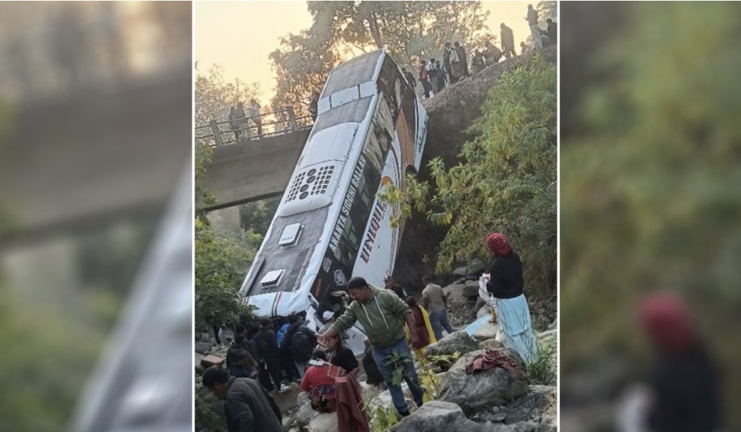 सुर्खेतबाट महाकुम्भका लागि हिँडेको बस बबईमा दुर्घटना : ३५ घाइतेलाई कोहलपुर अस्पताल पठाइयो, ६ गम्भीर