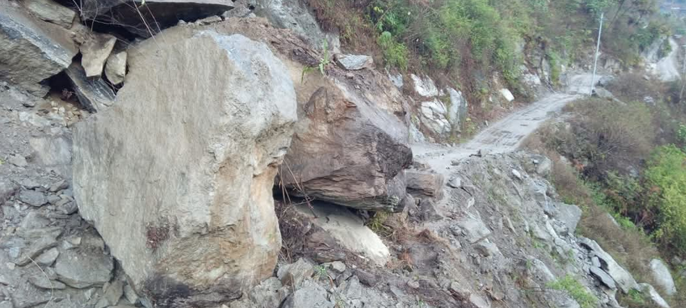 सङ्खुवासभाको खाँदबारी–किमाथाङ्का सडक पहिरोले करिब ३० मिटर पुरियो, सडकमा विशाल ढुंगा