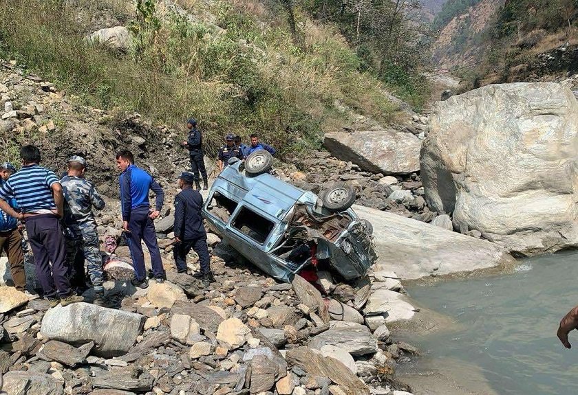 शिव मन्दिर जाँदै गरेका यात्रु सवार गाडी कालीगण्डकी नदीमा खस्यो