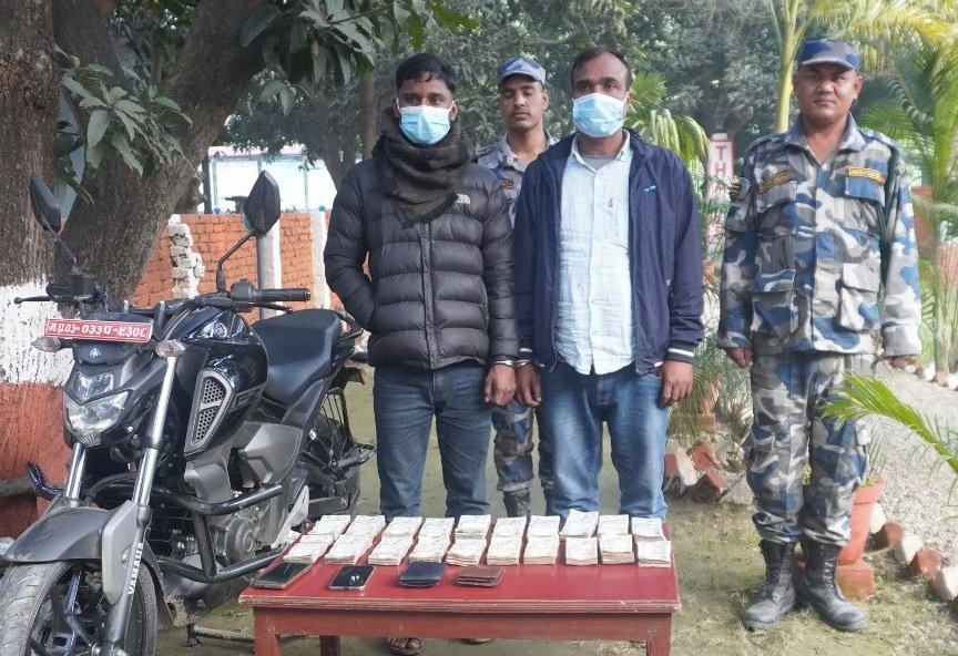 हुन्डीको १६ लाख बढी नगद सहित २ जना पक्राउ
