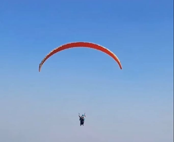 एक बिधार्थी ट्राफिक छल्न प्याराग्लाइडिङबाट पुगे परिक्षा केन्द्र, भए भाइरल