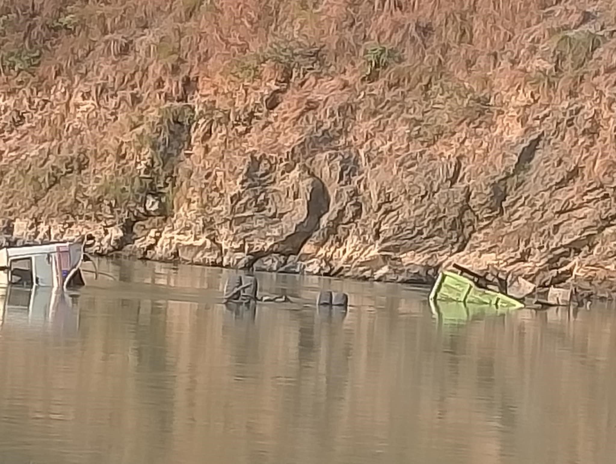 सुनकोशीमा खस्यो टिप्पर