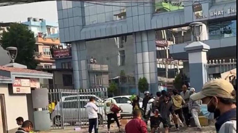 दुर्गा प्रसाईँका समर्थकद्वारा कोटेश्वरको भाटभटेनीमा लुटपाट र तोडफोड