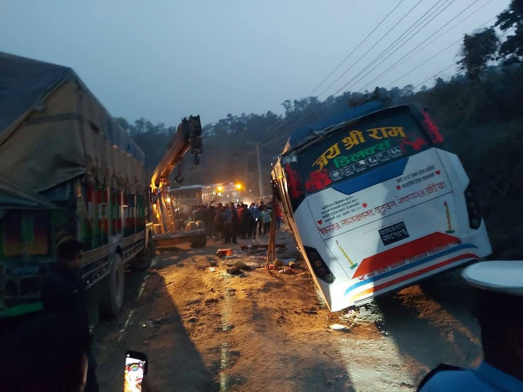 बस पल्टिदा एक महिलाकाे घटनास्थलमै मृत्यु