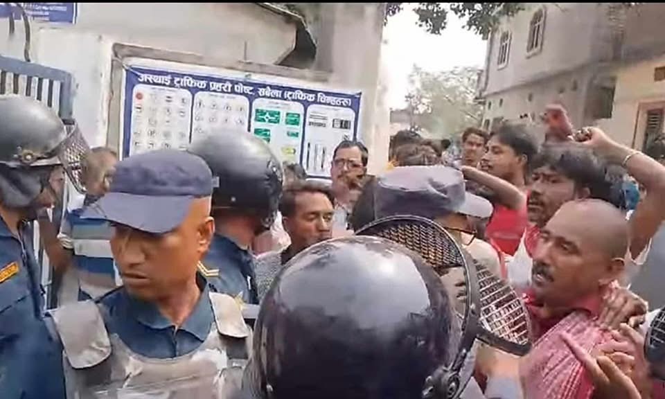 चोकको नामको विषयमा दुई पक्षबीच झडप,प्रहरीद्वारा आश्रुग्यास प्रहार र लाठीचार्ज