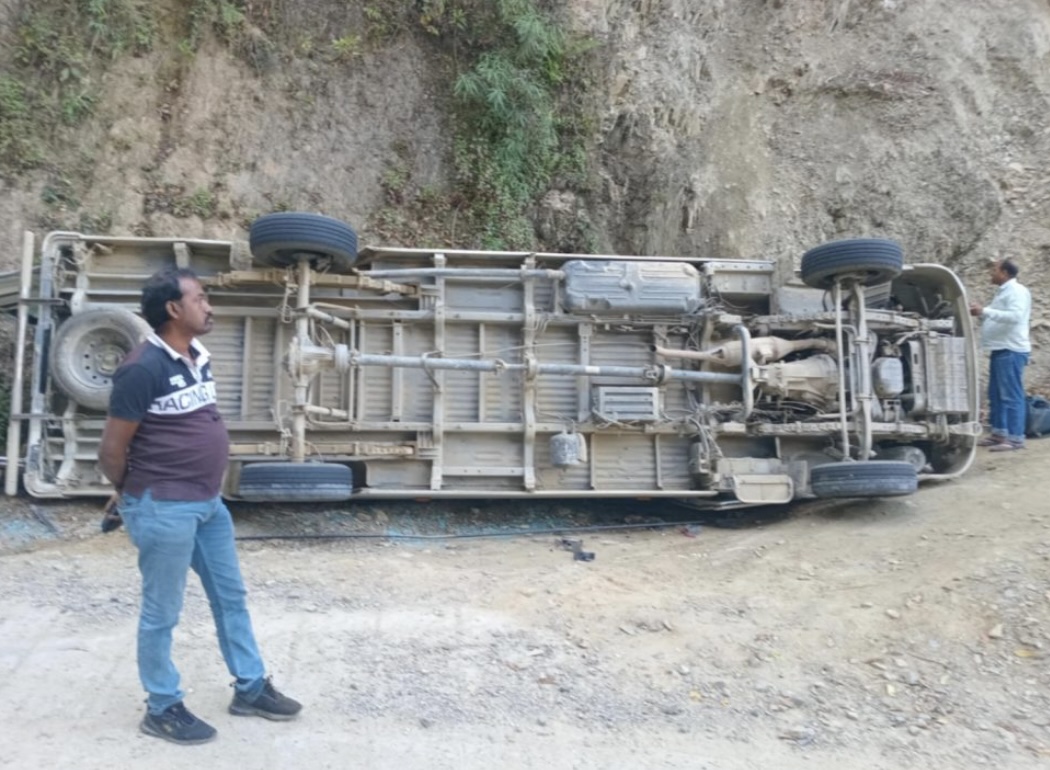 भारतीय नम्बर प्लेटको फोर्स गाडी दुर्घटना