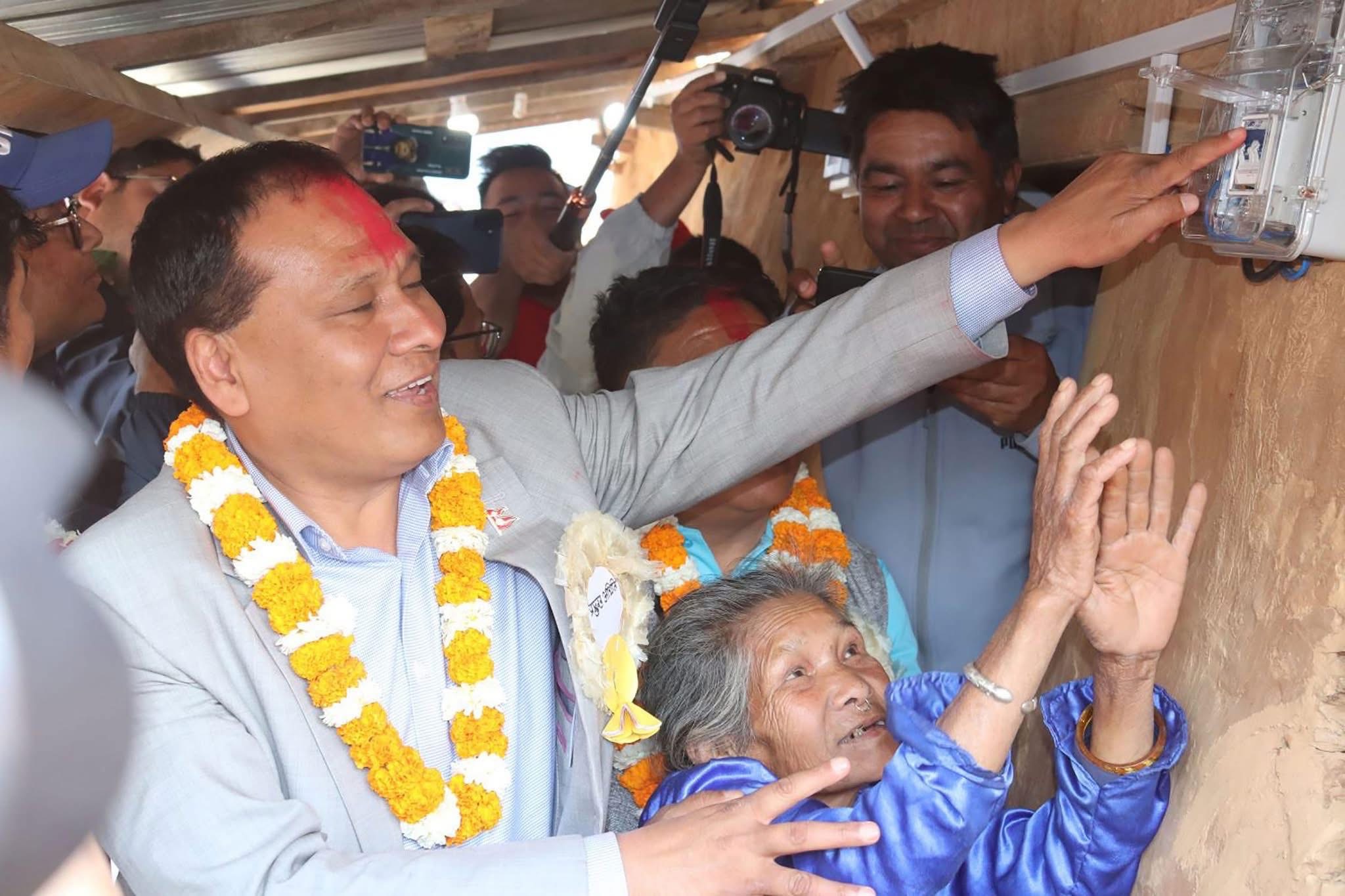 कुलमान घिसिङलाई सरकारले  हटाउने निर्णय गर्दै गर्दा  चेपाङ बस्तिमा  ७० वर्षिया तुलकुमारी चेपाङको घरको विद्युत् मिटर ‘अन’ गरेर कार्यक्रमको उद्घाटन गर्दै