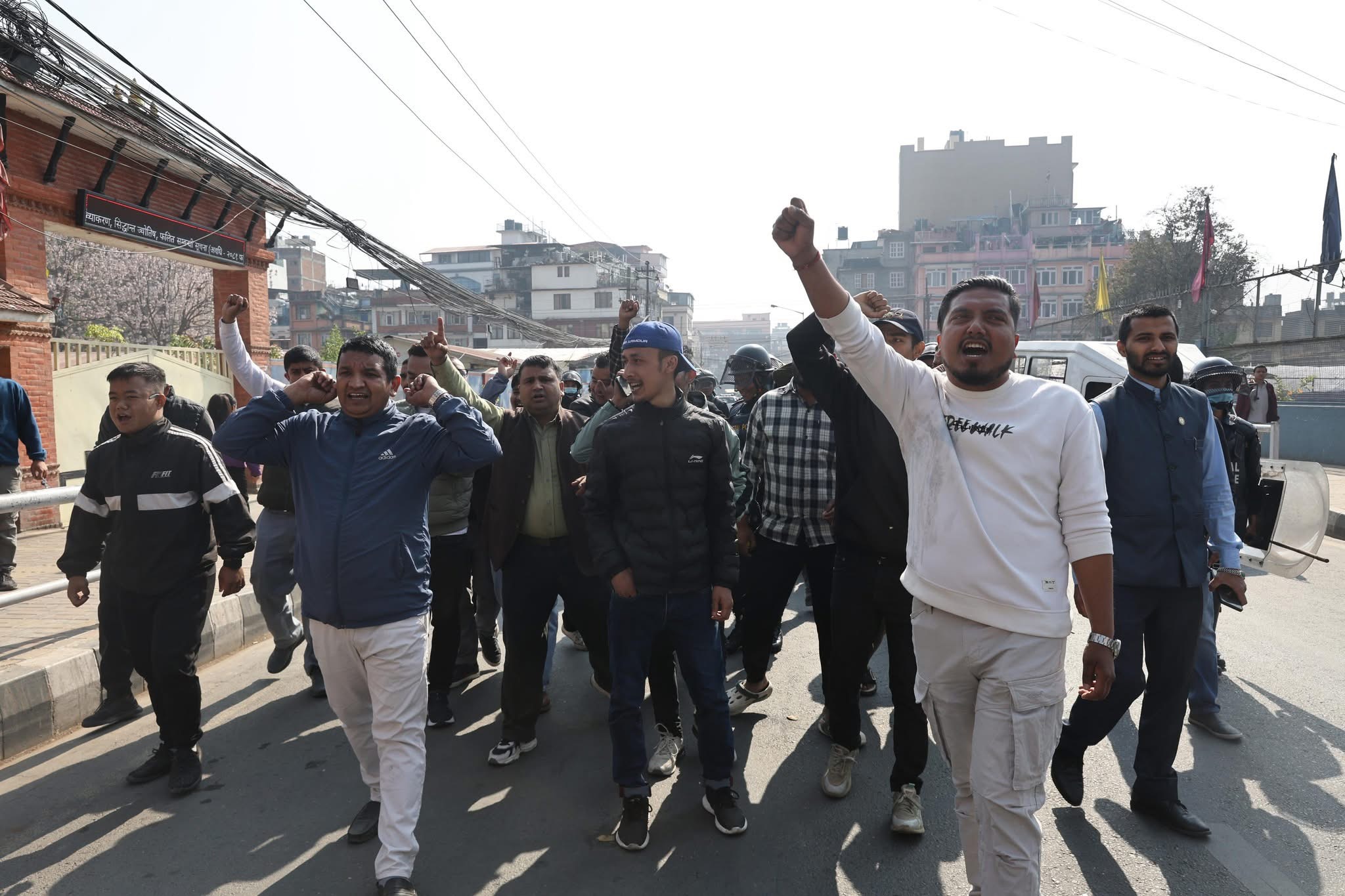 कुलमान घिसिङलाई हटाएको विरोधमा अनेरास्ववियूको प्रदर्शन