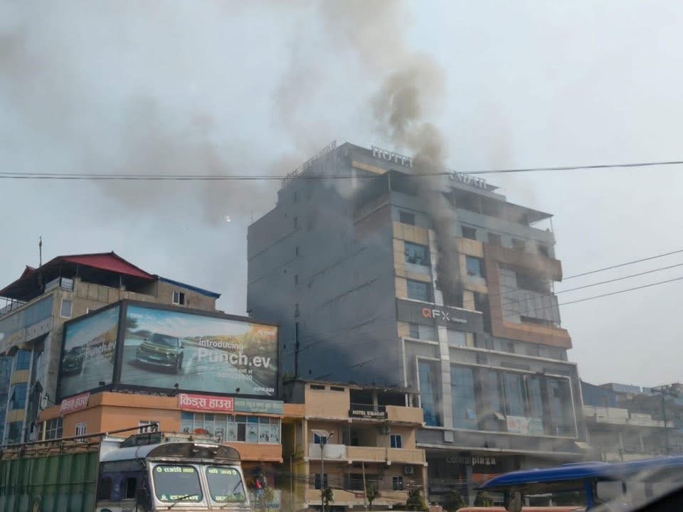 इटहरीको सेन्टर प्लाजाको आगलागीमा फसेकालाई उद्धार गर्न हेलिकप्टर पठाइयो