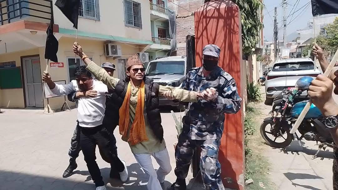 पूर्वप्रधानमन्त्री  भट्टराईलाई दाङमा देखाइयो कालो झण्डा