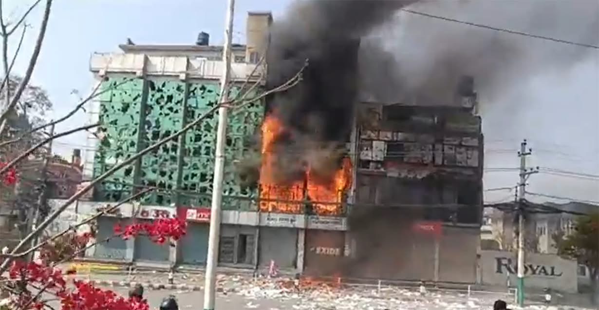 तीनकुनेको एक घरमा राजावादीहरुले आगो लगाइदिएपछि