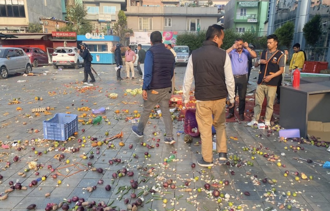 प्रदर्शनकारीले कोटेश्वर भाटभटेनीबाट लुटे मोबाइल, घडी र महँगा मदिरा