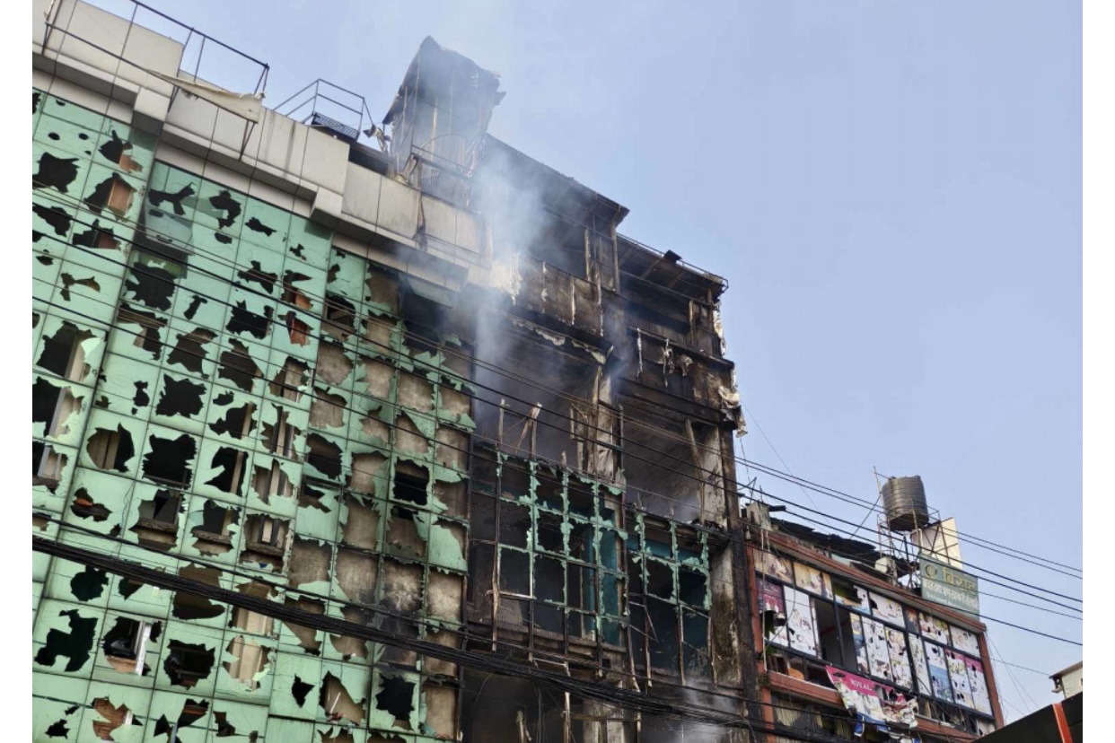आगो लागेको भवनका मालिक भन्छन्-‘प्रहरीको टियर ग्याँसका कारण यस्तो भएको रहेछ’