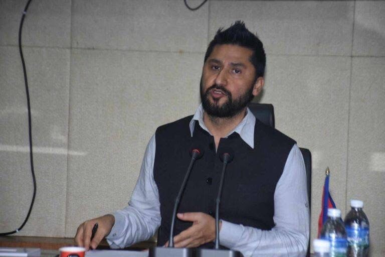 पार्टी फुट्ने चिन्ता बोकेर जिम्मेवारीमा फर्किए लामिछाने