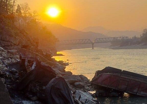 त्रिशूलीमा खस्यो ट्रक
