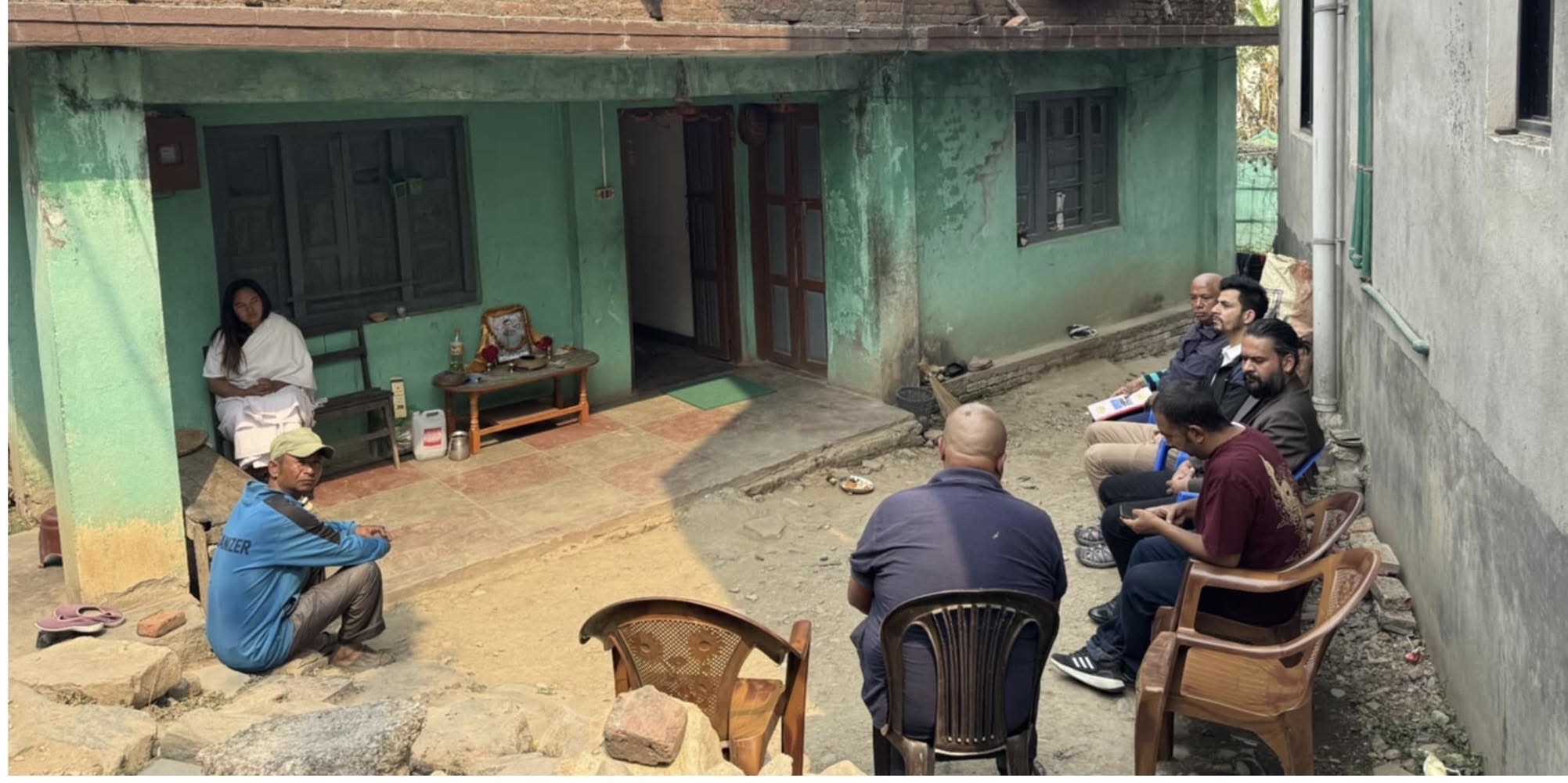 मेयर बालेनले भेटे तीनकुने घटनामा ज्यान गुमाएका  महर्जन र  रजकका परिवारलाई