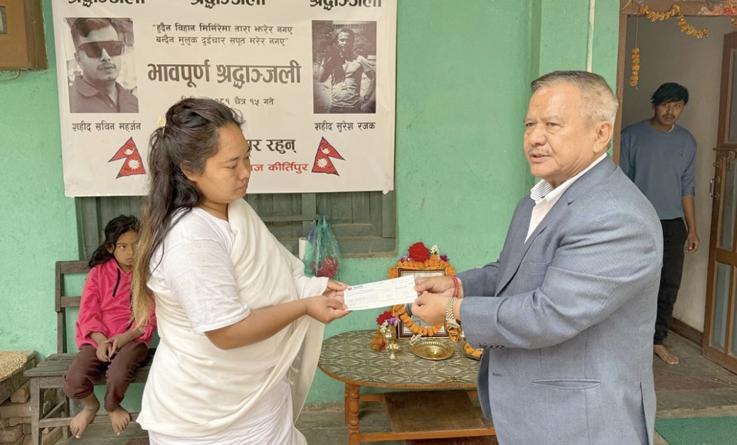 तीनकुने घटनामा ज्यान गुमाएका सविनकी श्रीमतीलाई भाटभटेनीमा जागिर, परिवारलाई घरमै पुगेर चेक हस्तान्तरण