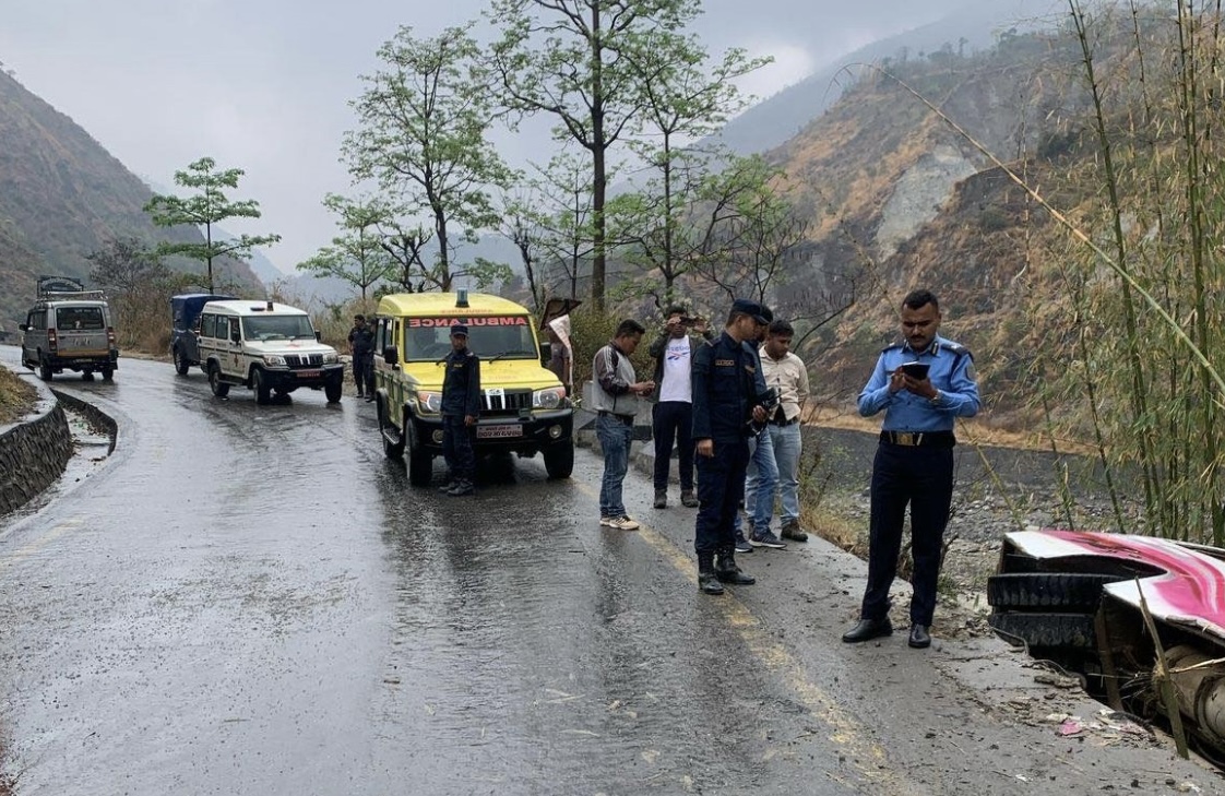 काठमाडौँबाट छुटेको यात्रुवाहक बस रोशीमा दुर्घटना