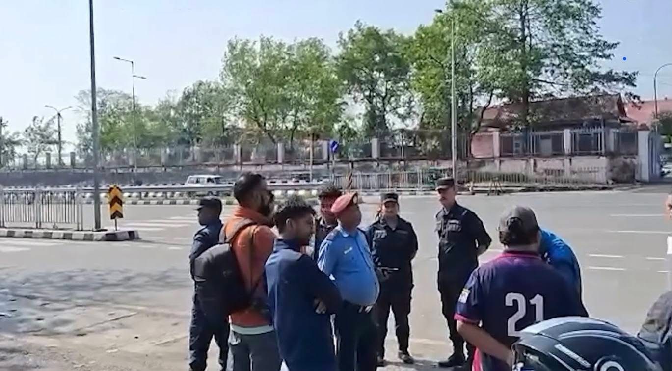 दुर्गा प्रसाईँ ल्याउने थाहा पाएपछि मेची पुलमा भिड