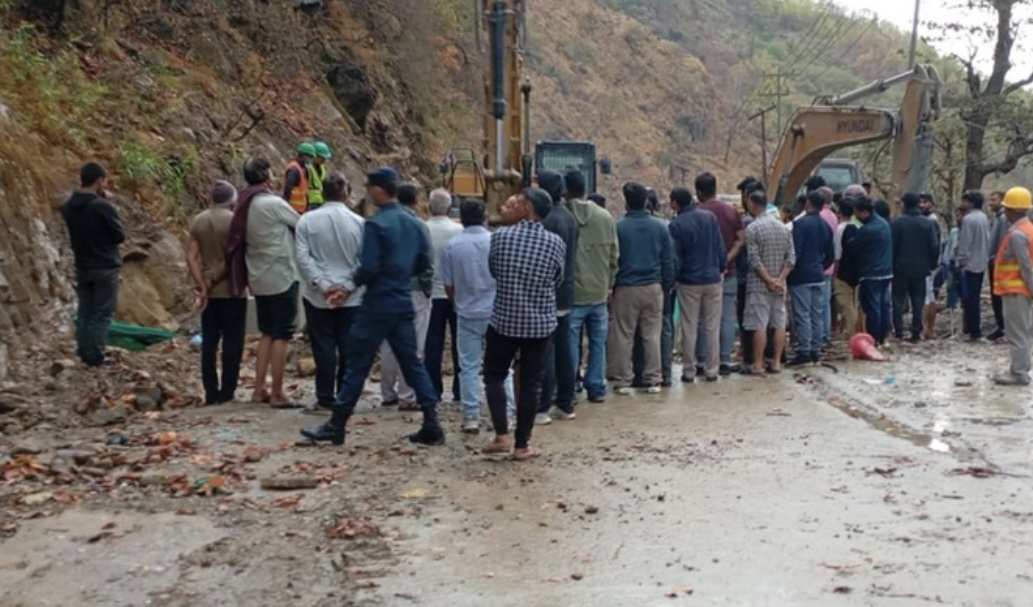 पाल्पा जाँदै गरेको कार सिद्धार्थ राजमार्गमा पुरियो