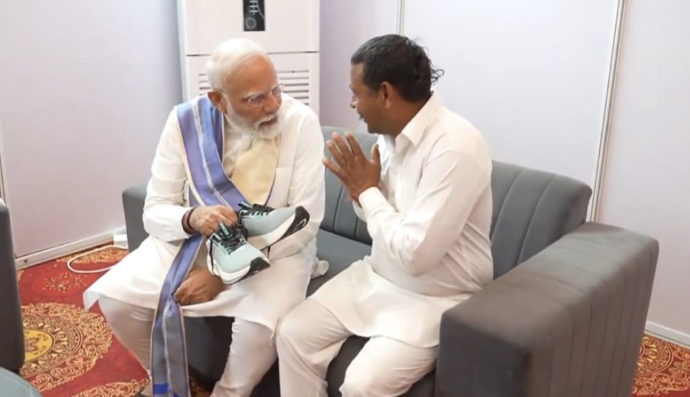यसरी भारतका प्रधानमन्त्री नरेन्द्र मोदीले जुत्ता लगाइदिएका व्यक्ति को हुन् ?