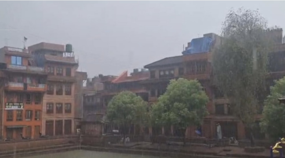 काठमाडौंमा भीषण वर्षा जारी, बिहीबारदेखि फेरि बढ्ने सम्भावना