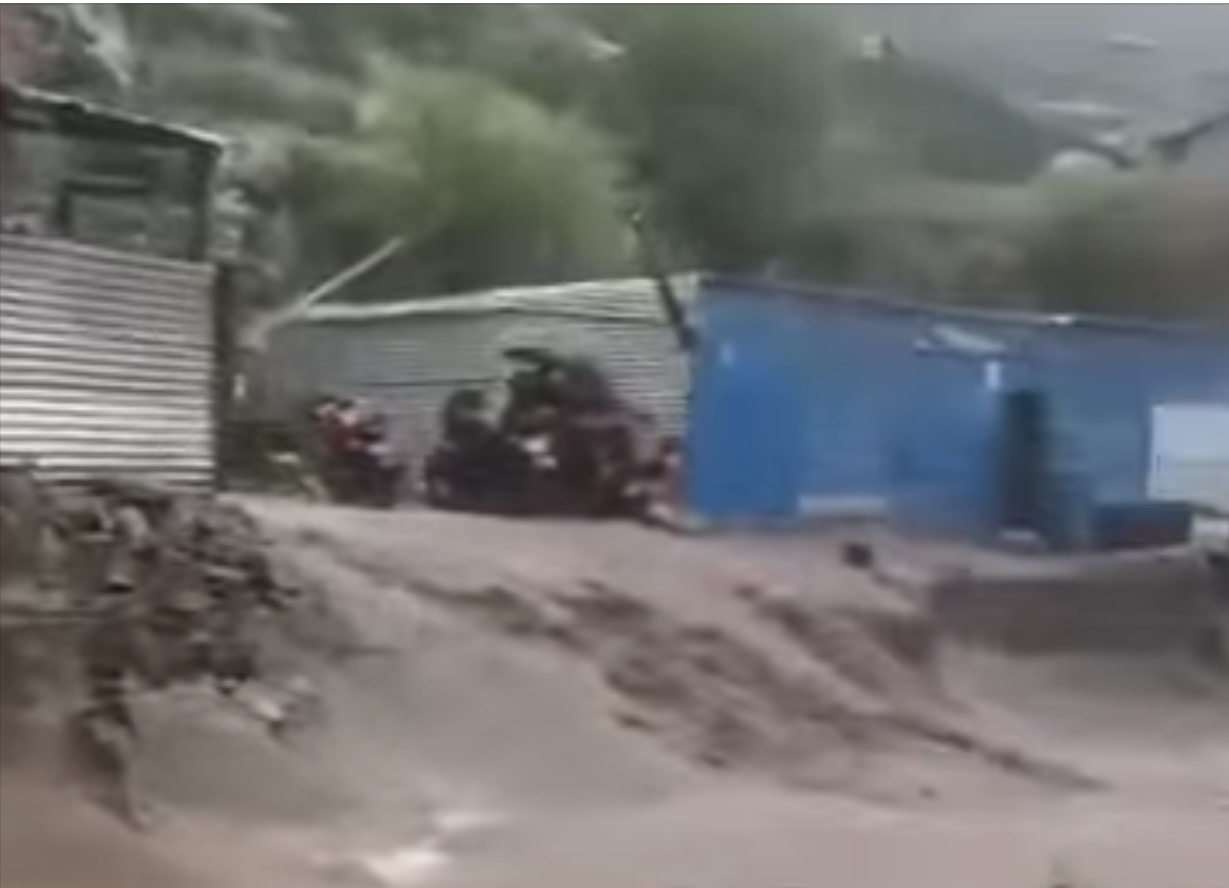 हुम्लामा बर्षा सहित आएको बाढीले १० भन्दा बढि घर पसलमा क्षति