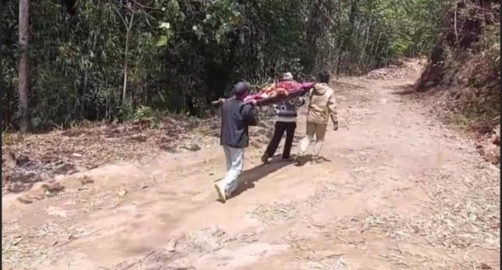 सामाजिक सुरक्षा भत्ता लिन बायोम्याट्रीक अनिवार्य, वृद्धहरुलाई स्टेचरमा बोकेर लगिँदै
