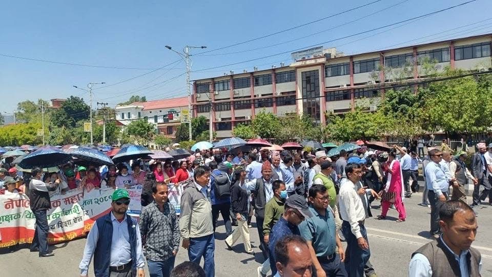 आन्दोलनरत शिक्षकहरूलाई पालिकाले भन्यो, ‘१४ गतेदेखि पढाउन आउनु, नत्र राजीनामा दिएर जानु’