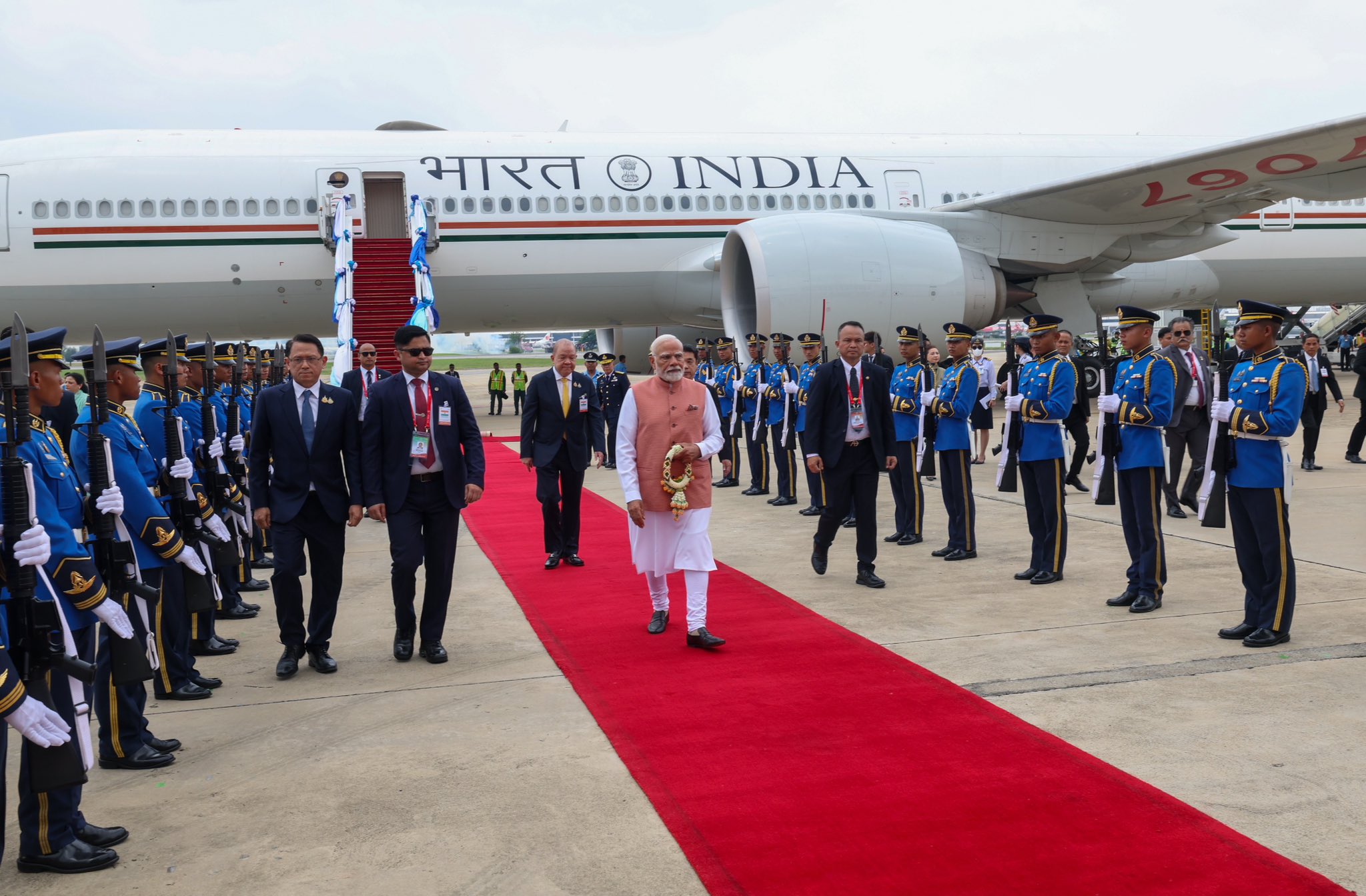 मोदी पनि पुगे बैंकक, भोली ओलीसँग साइडलाइन बार्ता हुने