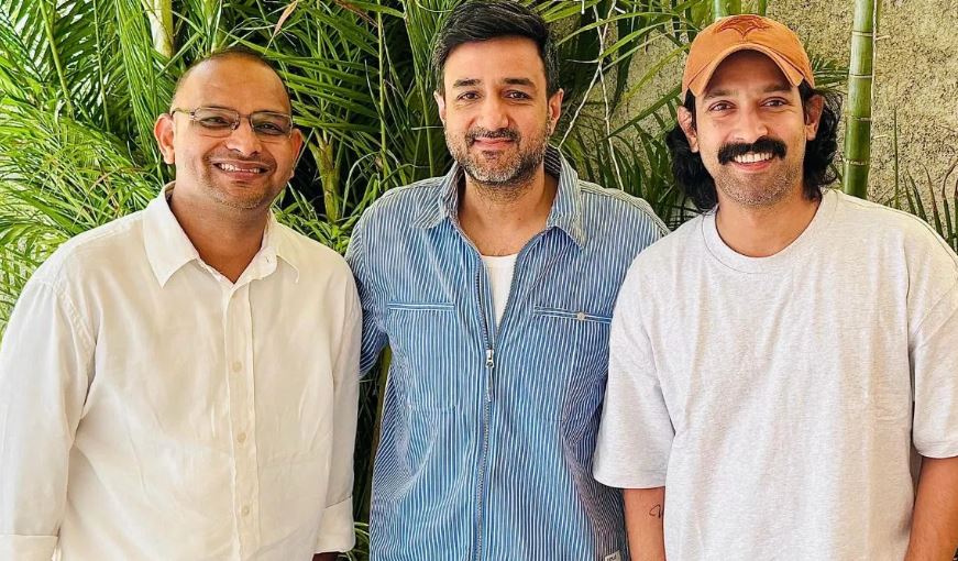 पठानका निर्माताले श्री श्री रबी शंकरको जीवनीमा फिल्म बनाउँदै