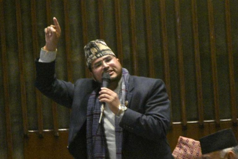 जुम्लाको स्याउ काठमाडौँ ल्याउँदा प्रहरीले घुस माग्यो : राप्रपा