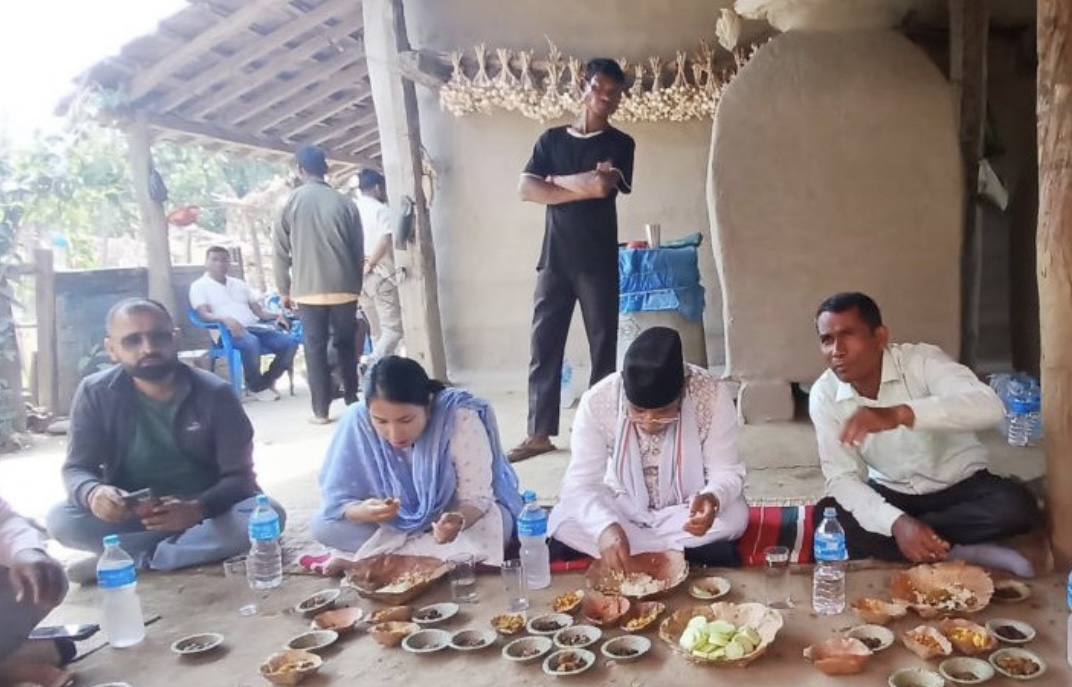 यसरी दिनभर लाँकुरी भञ्ज्याङमा खानपिन गरेका प्रचण्ड राती खुमलटार शौचालयमा लडे
