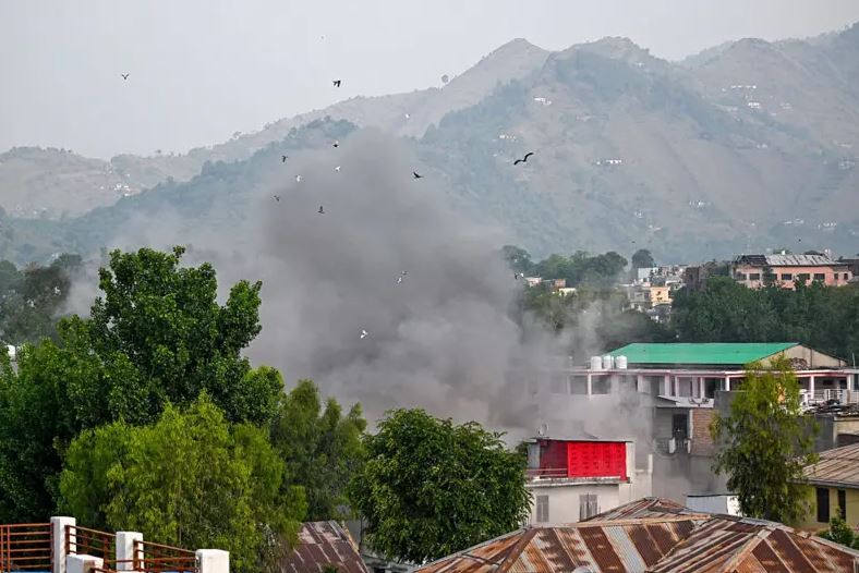 जम्मू विमानस्थलमा विस्फोटको खबर, प्रत्यक्षदर्शी भन्छन्– १६ वटा वस्तुहरू खसेको देखेँ