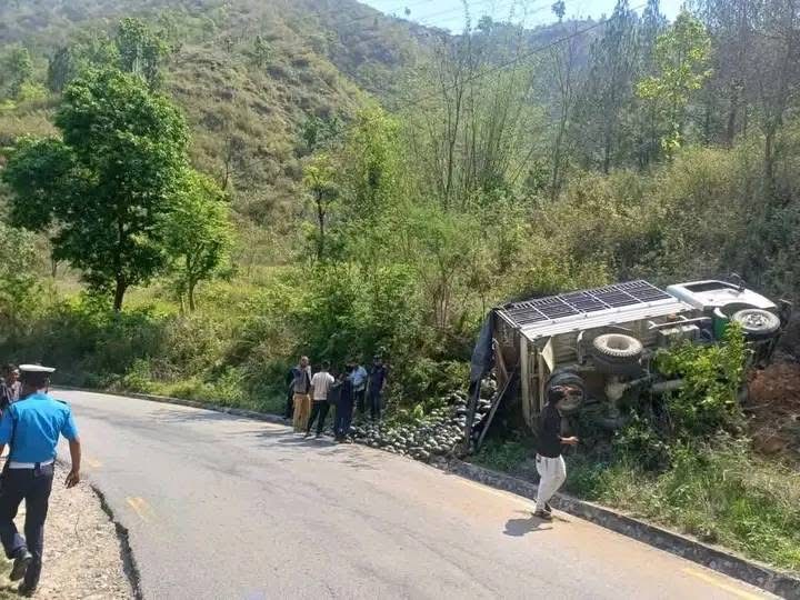 काठमाडौं जाँदै गरेको गाडी दुर्घटना
