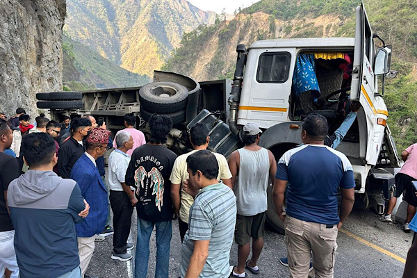 ट्रक पल्टिँदा मुग्लिन–नारायणगढ सडक अवरुद्ध